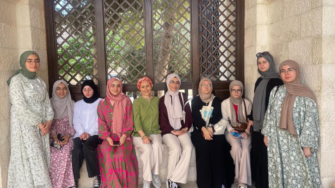 Arapça Hazırlık Sınıfı Öğrencilerimiz Ürdün‘deki Dil Okulunda Eğitimlerine Son Hızla Devam Ediyorlar