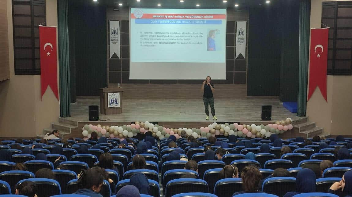 Ortaokul Öğrencilerimize Temel İlk Yardım Eğitimi Verildi
